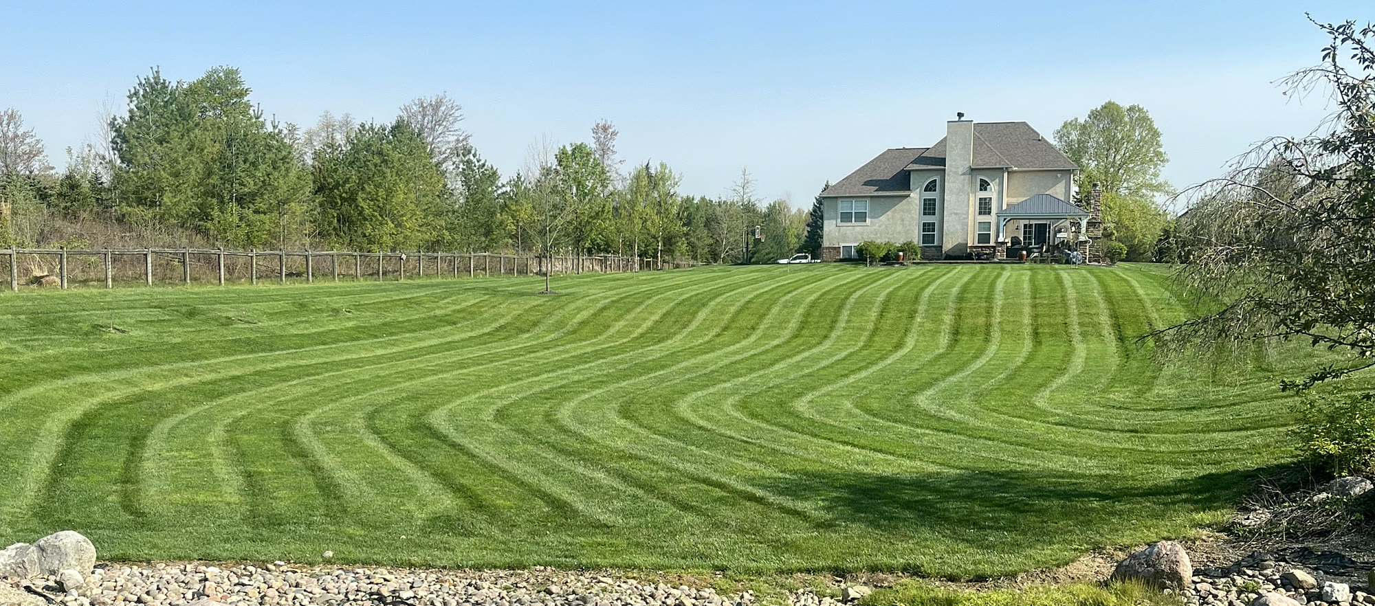 Lawn with curved mowing stripes